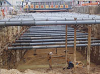 深圳地铁罗湖站施工中的钢支撑